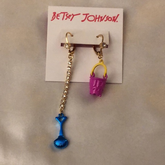 Betsey Johnson Blue Seashell Shovel & Pink Pail Mismatch Drop Earrings NWT - Picture 2 of 12